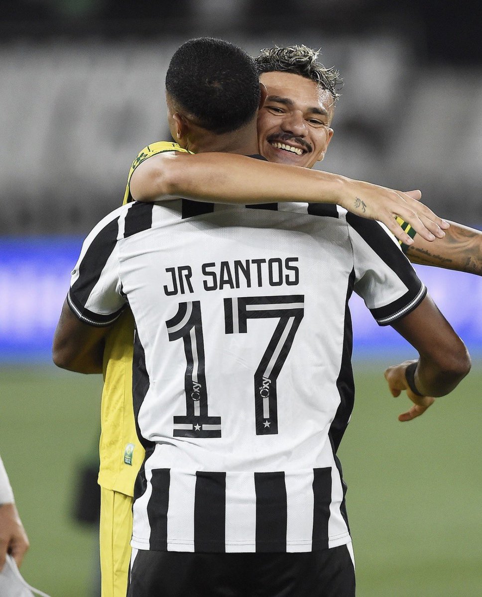 jotapfragoso's tweet photo. se esses dois lindos registros de Alexandre Durão fossem musica, seriam cantados na voz de Beth Carvalho:

“esse é o Botafogo que eu gosto…
esse é o Botafogo que eu conheço…”

taí dois caras especiais e muito queridos dentro do clube. https://t.co/BegM73qnQu
