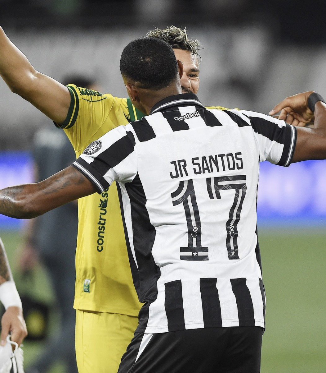 jotapfragoso's tweet photo. se esses dois lindos registros de Alexandre Durão fossem musica, seriam cantados na voz de Beth Carvalho:

“esse é o Botafogo que eu gosto…
esse é o Botafogo que eu conheço…”

taí dois caras especiais e muito queridos dentro do clube. https://t.co/BegM73qnQu
