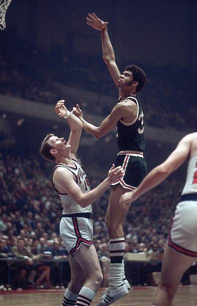 VanderlansJim's tweet image. April 1, 1970 - #Milwaukee Bucks Kareem Abdul-Jabbar (then Lew Alcindor) in action with a sky hook shot vs #Philadelphia 76ers during Game 4 of the Eastern Division Semifinals. He’ll score 33 points in the #Bucks 118-111 victory over the #76ers.
(📸 James Drake)
#NBA #OTD #1970s