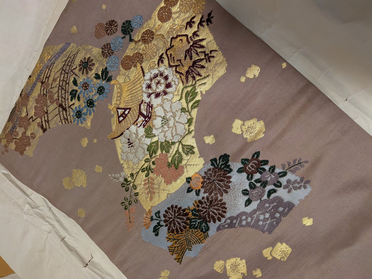 hami829's tweet photo. 親戚からたくさんの素晴らしい帯をいだいた
日本刺繍、手縫いでどのくらいの労力がかかってるんだろう…細部の表現まで美しすぎて、ため息出るほど感動する
一枚異次元の作品を写真に紛れ込ませてしまったけど笑
今年は夏に着物を着てみたいな https://t.co/4KP527w8r7