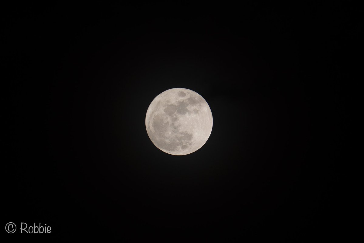 Nice full moon tonight. Was worried since it was raining off and on all afternoon. Thankfully it cleared up. And thank god the Fujifilm app saves the metadata for each photo so you don’t have to remember settings for each photo. #fujifilm #fujifilm_xseries