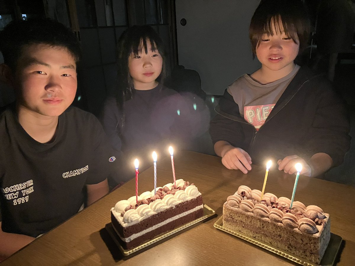 姉が実家帰省でわたしも昨日帰宅。
子供が7人でお風呂が13人で大渋滞です
大家族すぎます。
両親はずっとニコニコ☺️
こちらは今日帰りますー
卒園、卒業2人で🎂のプレゼント🎁
しかできず