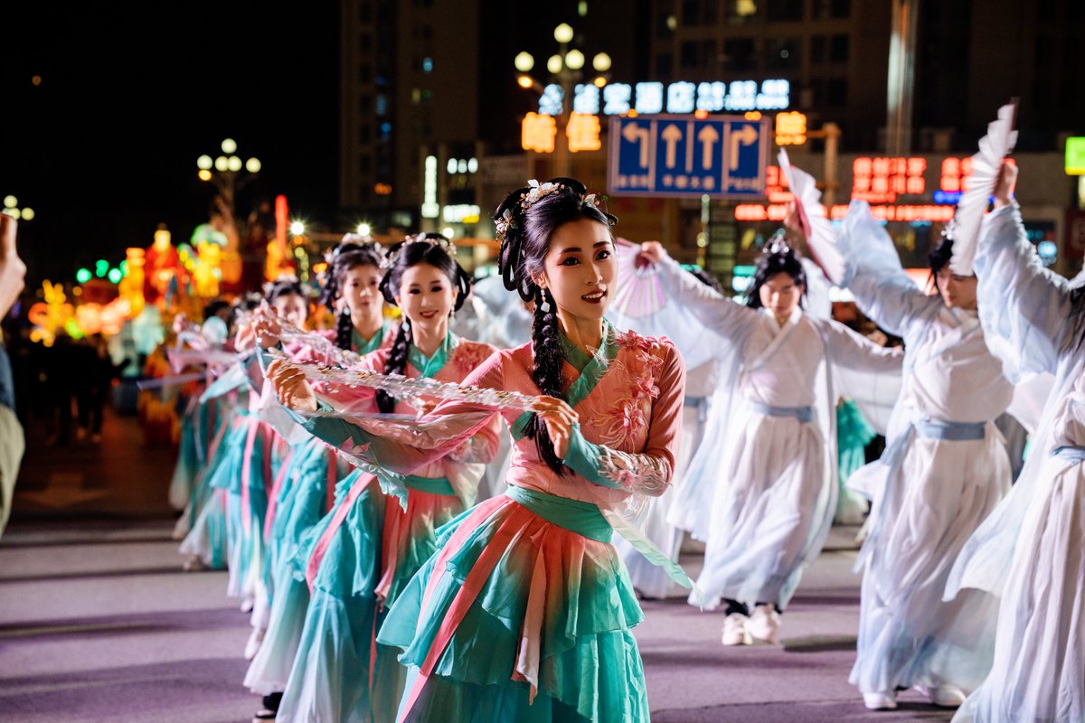 discoverfengdu's tweet photo. Fengdu Temple Fair, a national intangible cultural heritage. The legendary "Princess of the Netherworld" selection is now underway. Once chosen, she will ride in the grand parade as the celestial bride, reenacting the love story. #FengduTempleFair #IntangibleHeritage #GhostCity https://t.co/yrG33BDddD