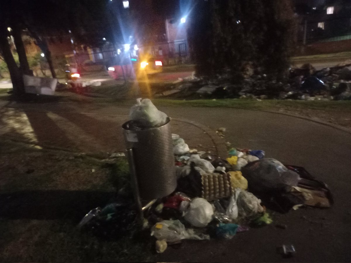 canevas12's tweet photo. @Bogota @CarlosFGalan @Alcaldiakennedy @Uaesp , que pasa con el servicio de aseo de kennedy ? 1 semana sin recolección https://t.co/KUiZgGWXJ8