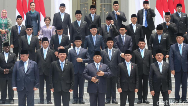 ferrykoto's tweet photo. Pusing saya baca notif arek-arek yang komen, soal twit saya mempertanyakan kenapa Mas Teddy duduk di samping kanan Presiden Prabowo saat jamuan makan siang kenegaraan Kaisar Jepang.

Dugaan saya kebanyakan Gen Z yang komen; diksinya, gaya bahasanya, khas anak sekarang. Singkat, simbolik, bikin yg segenerasi saya pusing. Entah mereka serius, ngguyon, atau apa. 🤣 

Padahal saya tanya serius lho ini ke @KemensetnegRI @setkabgoid untuk direspon secara serius juga. Menurut saya, mestinya @DPR_RI juga serius menyikapi.

Adanya aturan protokoler itu bukan dibuat untuk mengada-ngada, apalagi dilanggar. Protokol tujuannya menjaga martabat Presiden dan utamanya Negara, juga para pejabat negara lain. Makanya pengaturannya dibuat di level UU, bukan sekedar Peraturan Setneg.

Saya ndak mau Kepala Negara saya dipergunjingkan di dunia internasional, apalagi oleh rakyatnya sendiri karena melanggar protokoler. Yang lebih gawat, jika memaksakan mengubah protokol tuan rumah, karena ingin memfasilitasi permintaan protokoler Indonesia. Ini amsiong benar jika terjadi.

Tapi ya sudah, jika semua tak ada yang punya nyali meluruskan, mau diapakan lagi. Harapan saya, semoga ke depan tidak diulangi, jika memang itu dinggap ndak patut, ndak menjaga martabat Presiden dan Negara.

Ohya satu lagi, para pejabat harap membiasakan diri menghormati eselonsi, mau dekat Presiden sekali pun. Birokrasi sipil dalam eselonsi itu bukan suatu bentuk feodalism, tapi bentuk TANGGUNGJAWAB dan pembagian KEWENANGAN.

Jangan seenaknya eselonsi di bawah menepatkan diri pada eselonsi diatasnya.

Presiden pun sudah mengingatkan, Dirjen yang eselon 1 jangan berani-berani dan sok lebih kuasa dari Menteri. Ini juga mestinya dipahami yang eselon 2 dan seterusnya. Tempatkan diri sepatutnya.

Anda diberi jabatan di eselonsi tertentu itu, artinya kapasitas dan kompetensinya ya masih segitu. Jangan eselon 2, malah berlagak seperti menteri, repot nanti pertanggungjawabannya. Susah juga nanti kawan-kawan di @DPR_RI ini meminta pertanggungjawabannya.

Patuh lah dengan leveling birokrasi ya. Biasakan disiplin. Tidak di militer saja yang harus disiplin dan menghormati hirarki, di sipil pun harus demikian. Agar tata kelola pemerintahan kita TERTIB, dan rakyat juga akan mencontoh untuk TERTIB.

🙏
Salam
FK