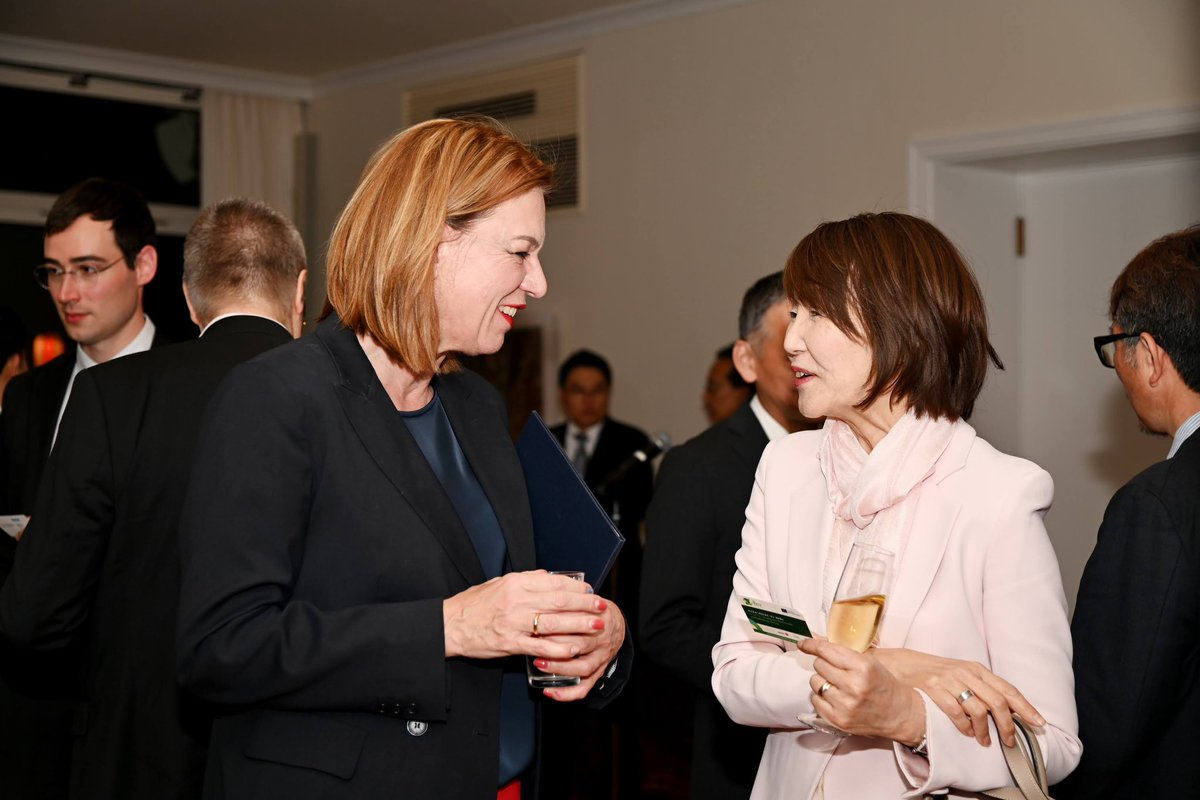 GermanAmbJapan's tweet photo. 経済を「フルサークル」へ。
経団連の野田由美子副会長、そして日独経済界を牽引する皆様を公邸にお迎えし、サーキュラー・エコノミー（循環型経済）のさらなる推進に向け、熱意あふれる意見交換が叶いました。心から嬉しく思います。
@keidanren https://t.co/gwGlXZAK7v