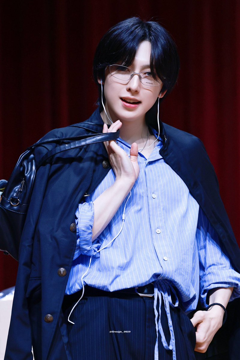 𝖆𝖓𝖌𝖊𝖑 𝖔𝖓 𝖋𝖎𝖗𝖊 tweet media