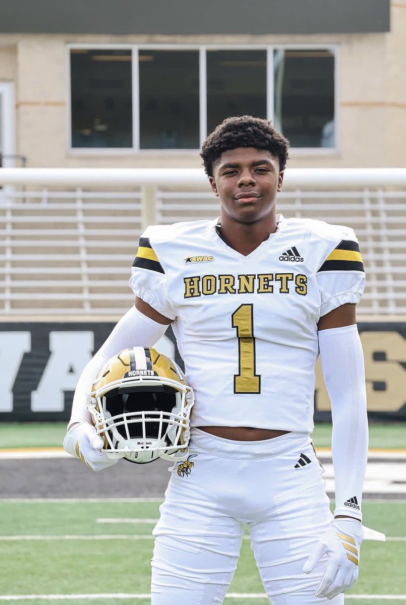chance1x_'s tweet photo. Blessed to receive an offer from Alabama State University🟡⚫️#agtg https://t.co/gqGb6xdJCl