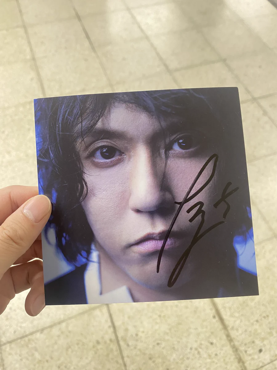 田淵智也、サイン会落選者向けお渡し会でファンに笑顔手渡し