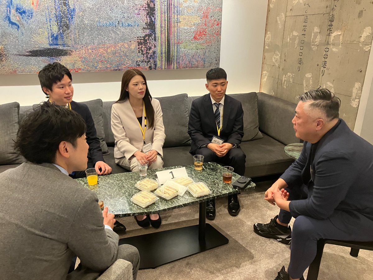Valuence_group's tweet photo. 4月1日に入社式を開催し、21名の新入社員を迎えました！
当社では、新卒ごとに名前を付けるカルチャーがあり、今回の新卒10期生（26卒）は「カクⅩシン」に決定🌈

役員一同も集まり、お祝いと親睦を深めるパーティー形式での入社式となりました🥂これから皆さんと一緒に働けることを、とても楽しみにしています！
