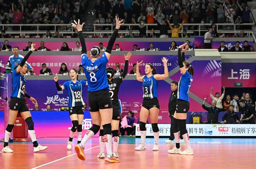 XHSports's tweet photo. Shanghai claimed its first Chinese women's volleyball league title in 25 years on Wednesday after sweeping Jiangsu 3-0 in the decisive third match of the best-of-three finals https://t.co/1UM8MiN4Dh
#CVL https://t.co/TaiNW1fegY