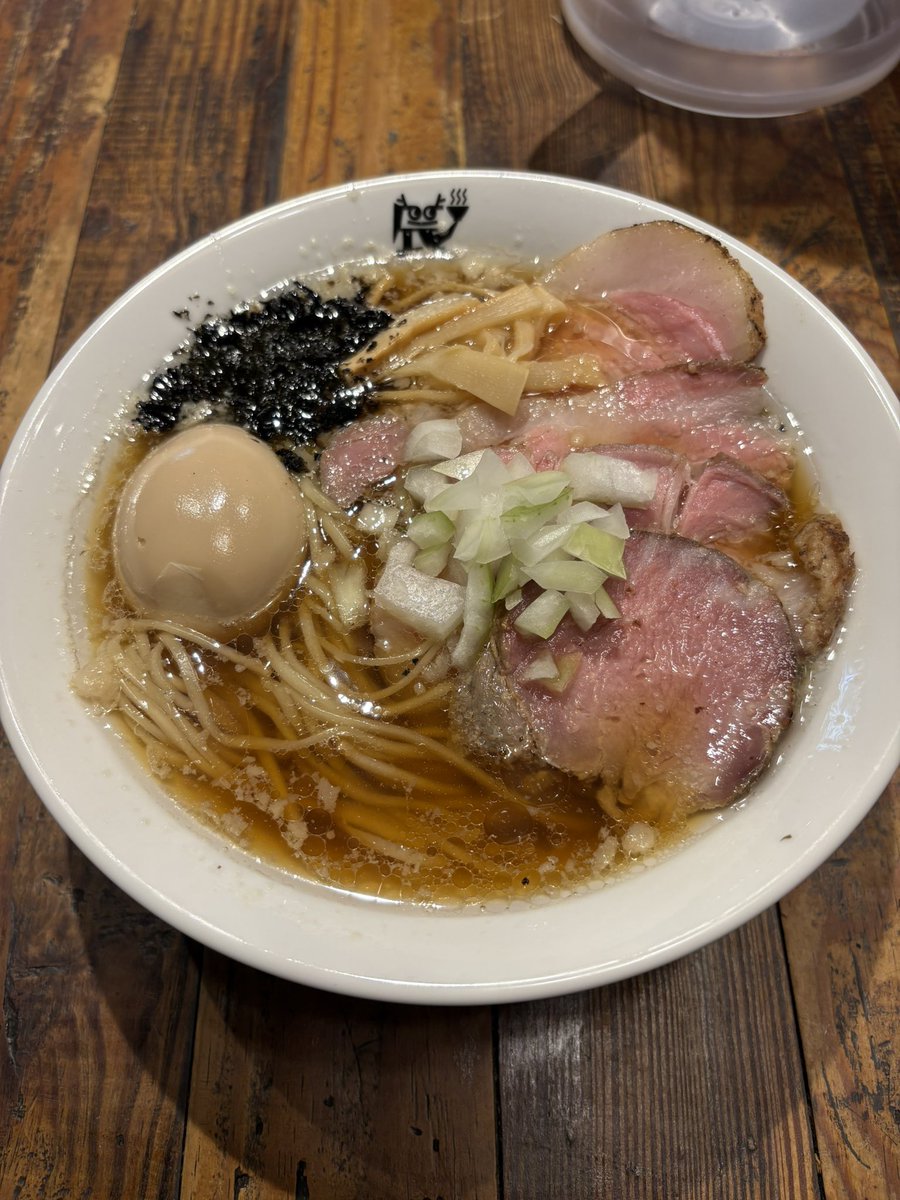 【らぁ麺辰山】
オープン２日目の辰山さんへ😁
特製煮干しをオーダー
煮干しのエグみ苦味は抑えられた優しい甘さのラーメン🍜
メチャクチャ美味い😋
後のこと考えず汁まで完飲でした😁
びゅーさんの言ってた通り爽やかイケメンやった〜😙