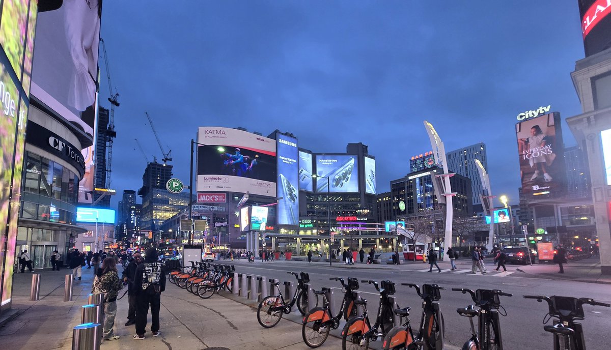 JorgeLenintwit's tweet photo. Plaza Sankofa, el parque Berrio de Toronto, nombre de Gana, como reivindicación a la lucha antiracista. Antes se llamaba Dundas Square,  Henry Dundas retrazó los logros de la abolición del comercio de esclavos en Norte América. https://t.co/Vsurb9eq2v