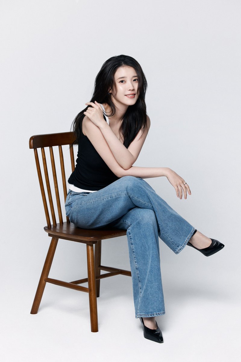 아이유(IU) tweet media