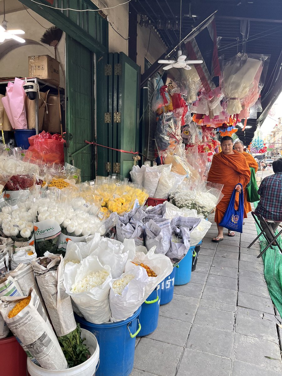 ArchiSocPH's tweet photo. Old shophouses with the ornate, curved gables and peeling paint, classic examples of early-to-mid 20th-century Bangkok architecture. ❤️
They've been standing there through the transition from fish market (late 1800s-mid-1900s) to flower central in the 1950s-70s.
(3/30/2026) https://t.co/M6y18yKtq1