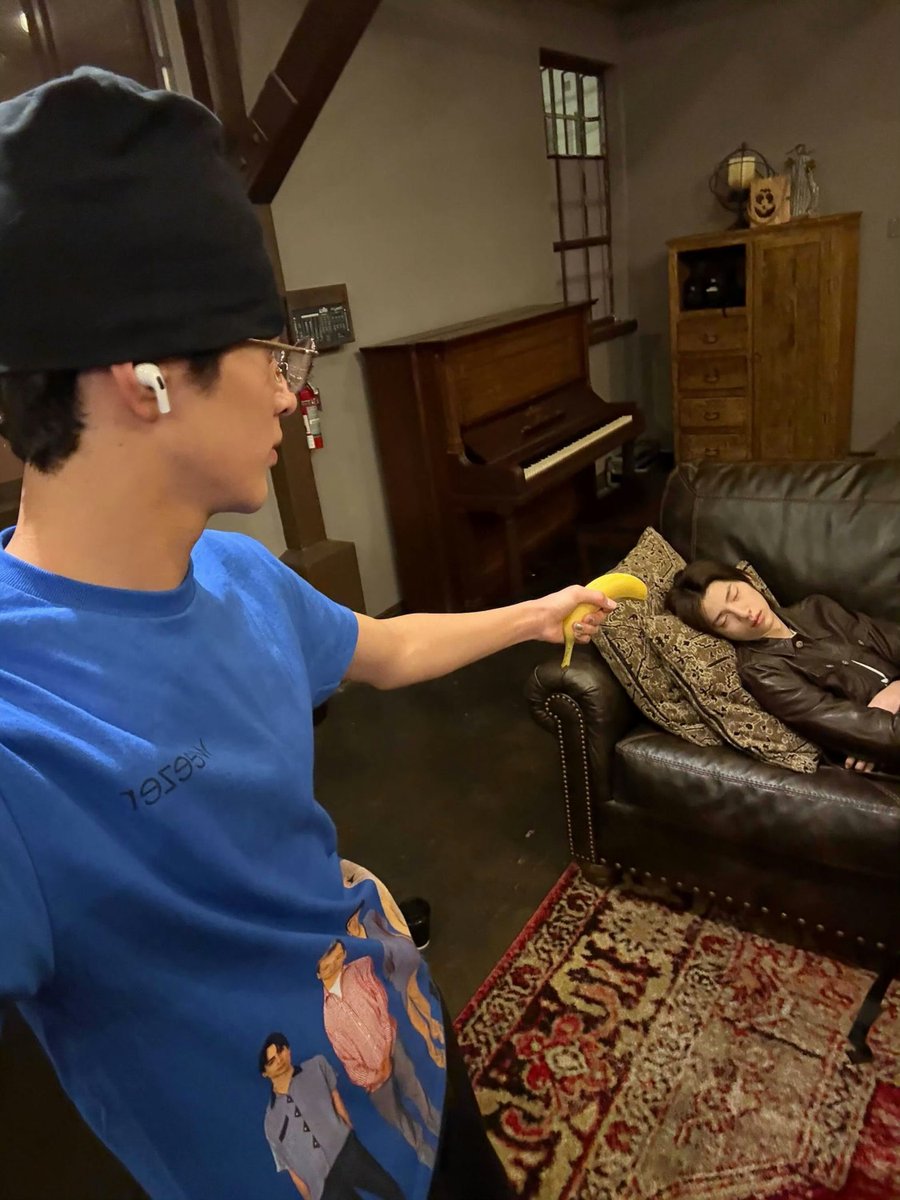 슈트입고 행동해도 어린애ㅋㅋㅋㅋㅋㅋ