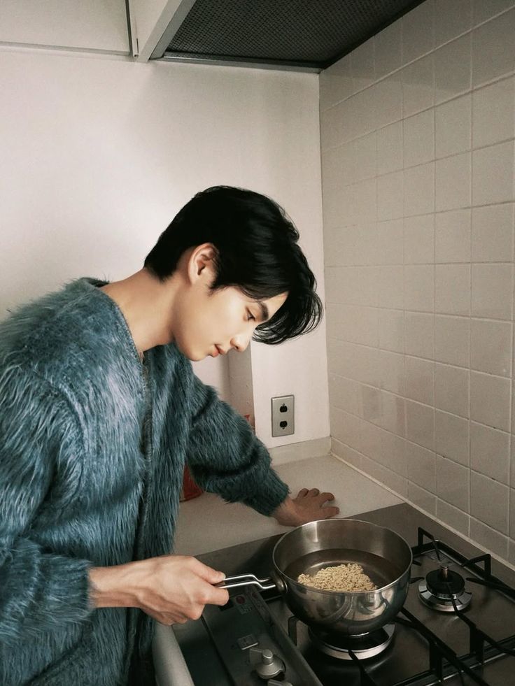 day 1 belajar masak, rebus indomie tapi kompornya nggak dinyalain