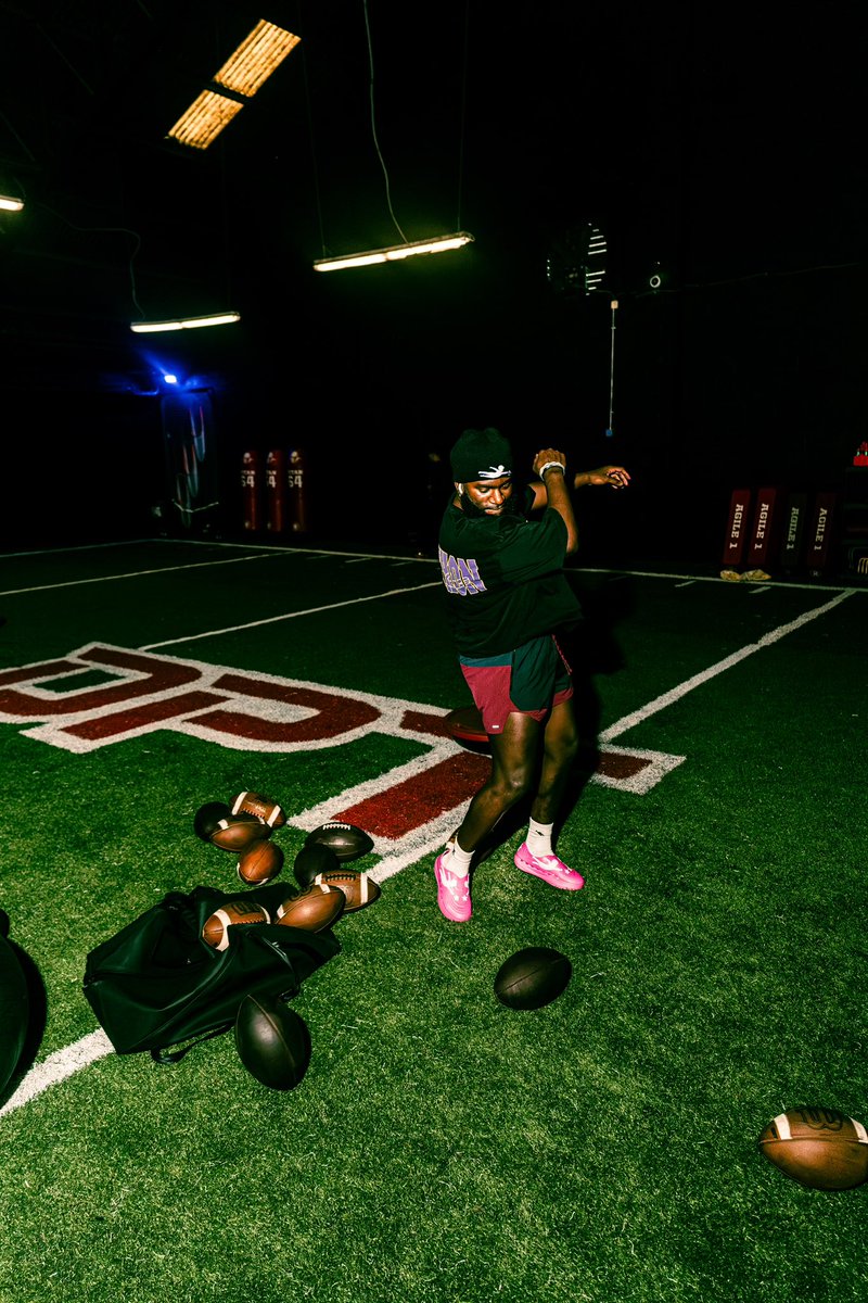 BruceThompson_'s tweet photo. 🖐🏾🏈💨 https://t.co/JgYKdgCF1J
