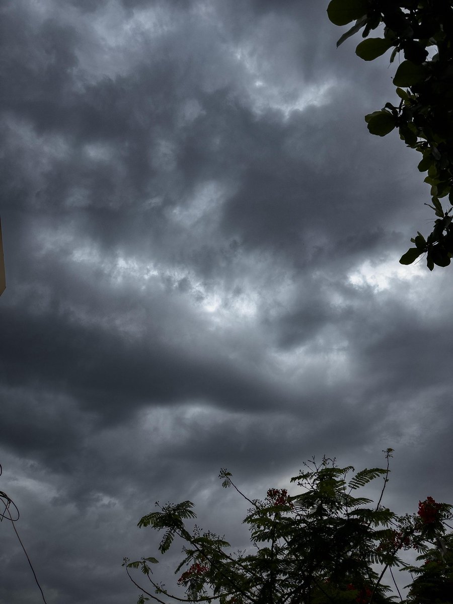weatherwalay's tweet photo. Dark clouds loom over #Karachi as the city prepares to receive 3-4 spells of rain today. Manage your plans accordingly and keep following #Weatherwalay. ⛈️

#karachiweather #karachirain #pakweather #weatherupdate https://t.co/Zoogt0yjKe