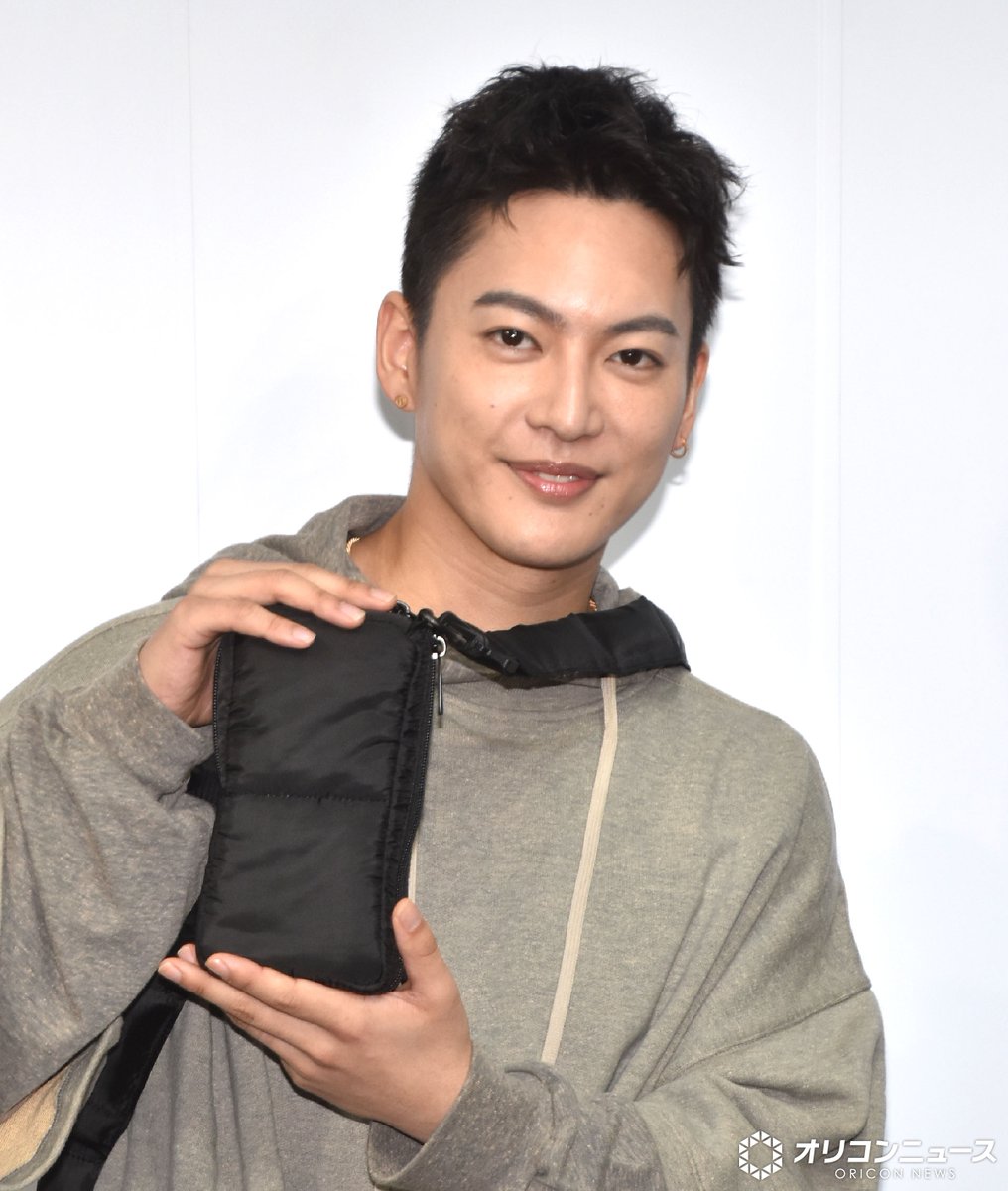 oricon's tweet photo. 三山凌輝「人って優しくありたい。
僕が大事にしているのは人間としての器」
プロデュースのバッグのコンセプトを語る

最小サイズは「哺乳びんが入ります！」
https://t.co/0LhHMeD8be

#三山凌輝 @ryokimiyama0426 https://t.co/25As2SPjSJ