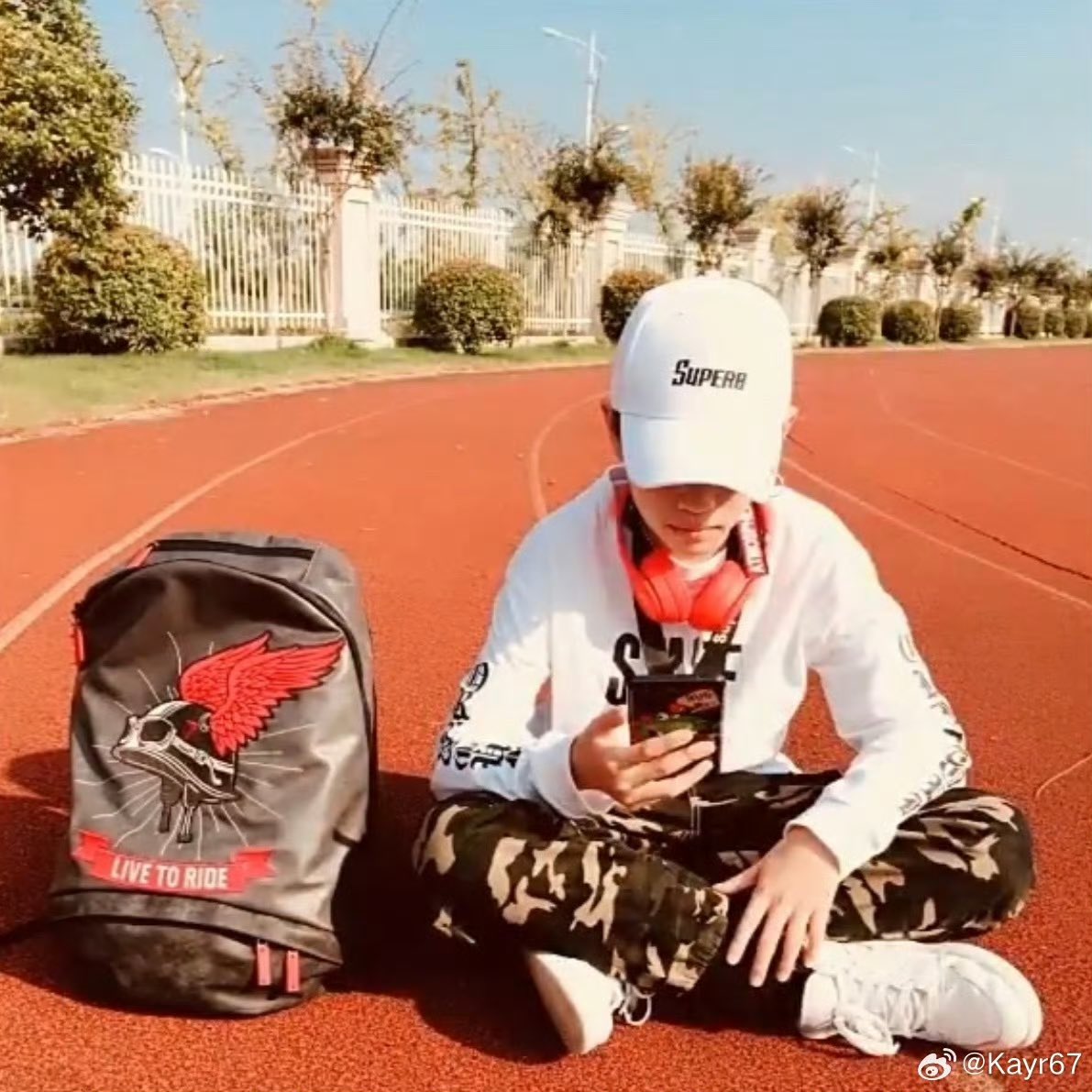 아인.. tweet media