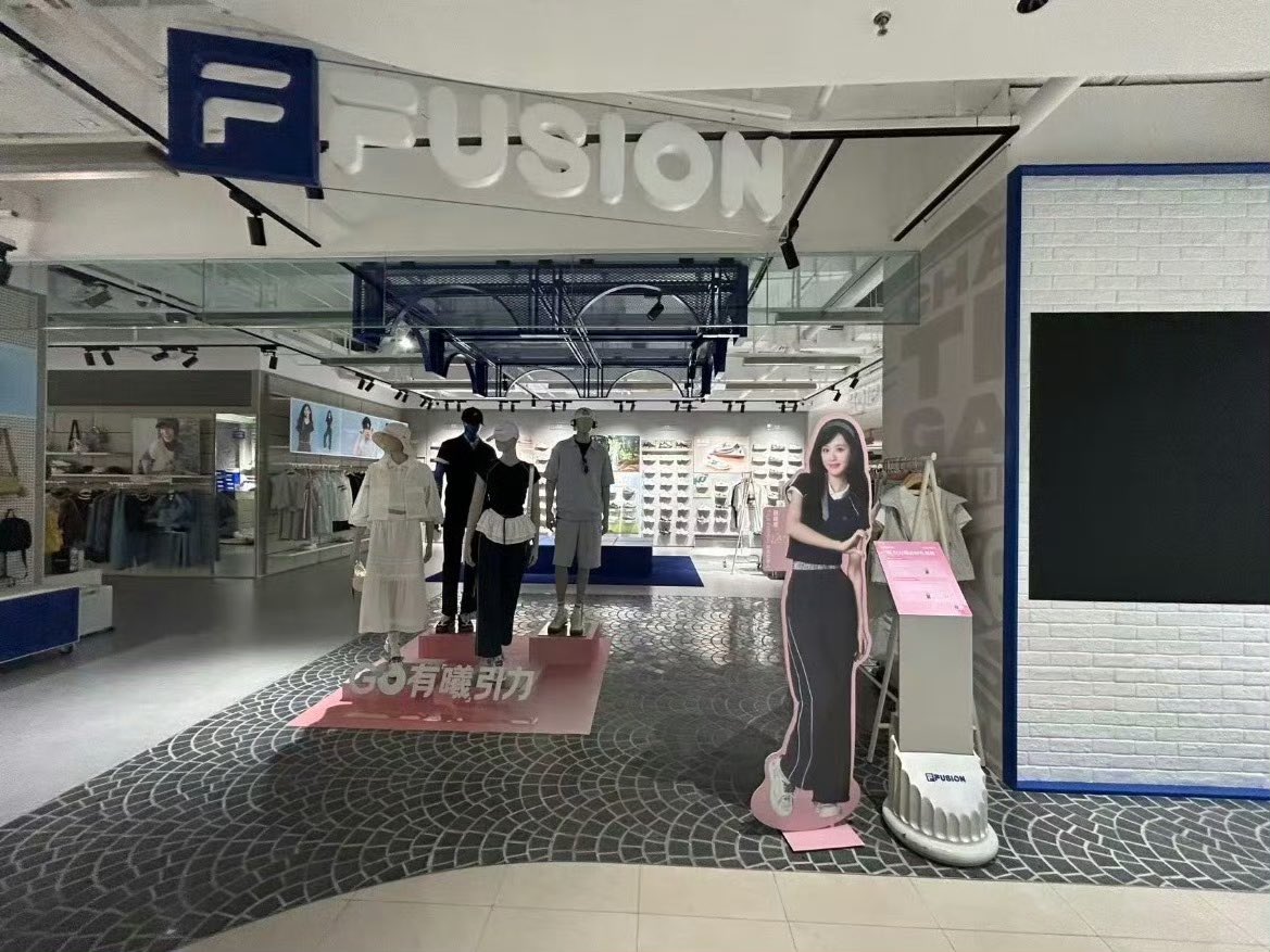 zzhjingyi's tweet photo. a standee of xiwei at filafusion and her polaroid photo 🫶🏼
#TianXiwei #田曦薇 #FILAFUSION https://t.co/JiWmDonvDi