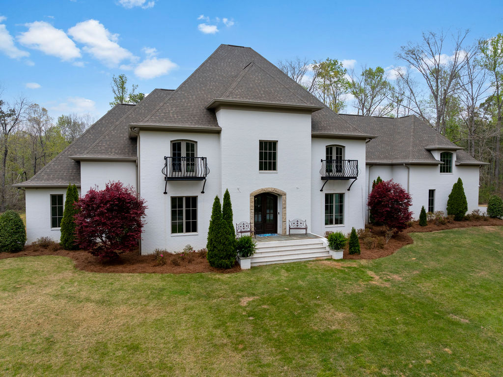 dehallman's tweet image. Looking for a fabulous hideaway? This European style craftsman beauty boasts 10,572 SF of stunning craftsmanship and bespoke details. With two fireplaces and an estate lot of  7.5 acres, this is one beauty you will not want to miss!  #alabamarealestate #estatehomes
#homesforsale