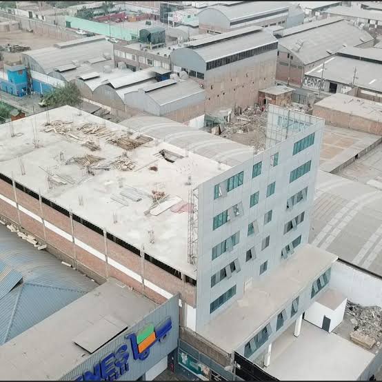 Luna dejó de mencionar a Urresti (al menos hoy) y también llevó sus fotos de lo dice ser Telesup. 

Pero años atrás, en medios impresos y tv mostraron que la segunda imagen es Telesup.