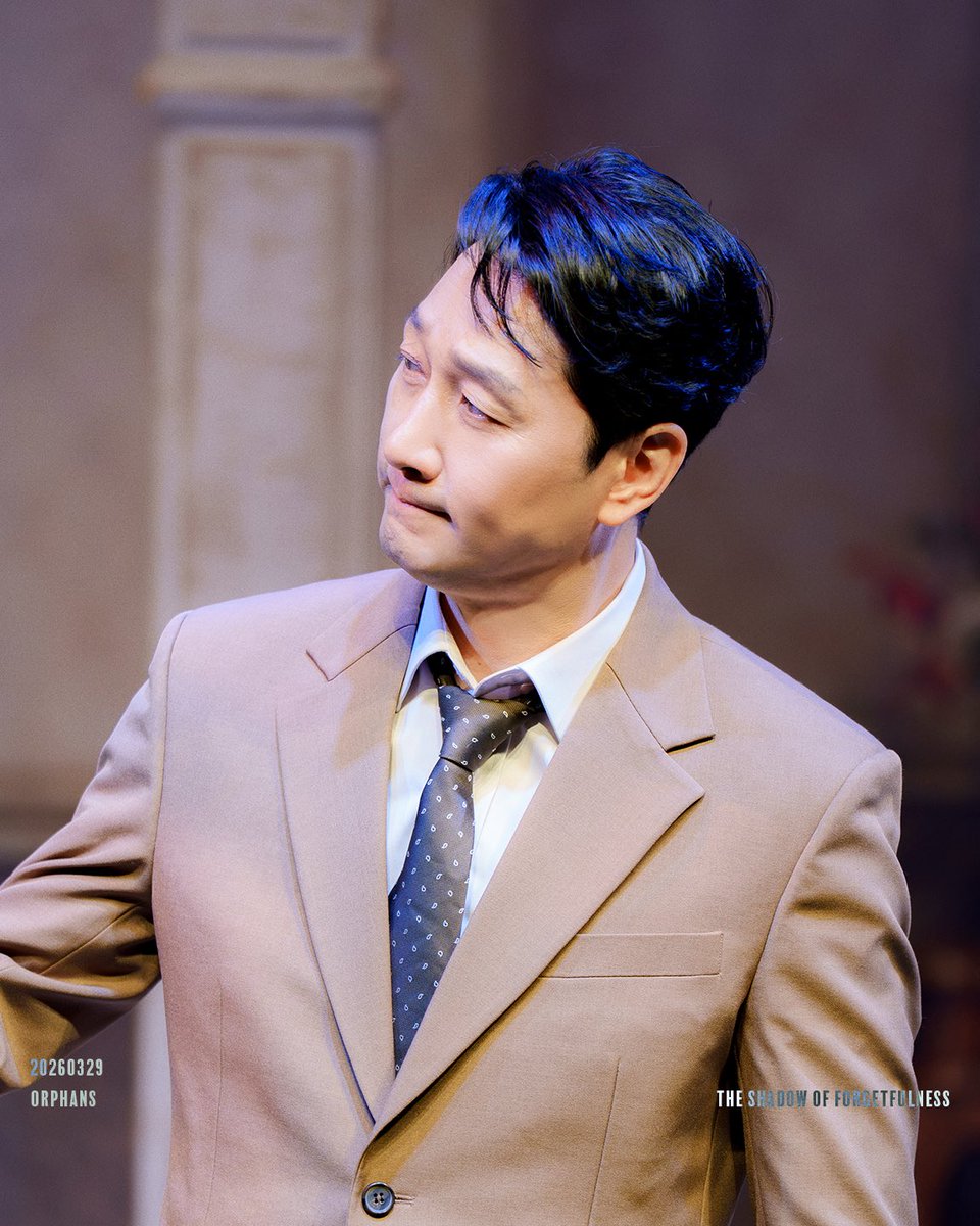 for______ness's tweet photo. 20260329 연극 오펀스 커튼콜 데이
해롤드, #이석준 

시카고에서 온 바보마피아 😢 https://t.co/9kKBm0MXRB