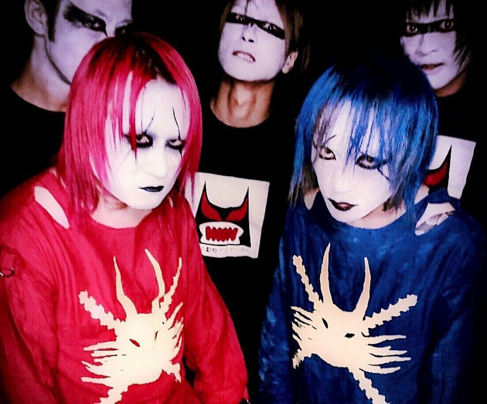 2000年、パンク界とヴィジュアル系界を代表する双璧によって結成された異形の存在、「怪奇!!動物アジテーター」。

ハードコア・パンクの攻撃性に、あえてポップな意匠を重ねることで、不穏さと愛嬌が奇妙に同居する。
その違和感が、不思議と癖になる。