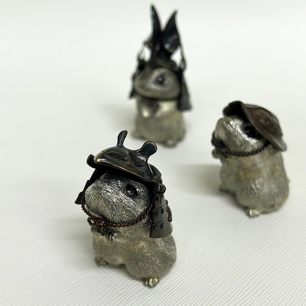 show_mon_art's tweet photo. A small sculpture by Yoshiro Iwaisako.
A timid mouse, transformed by a samurai helmet, stands ready to face any adversary.
A quiet reflection on courage, resilience, and transformation.

#yoshiroiwaisako
#artforsale

https://t.co/Fb7gEMBYBg https://t.co/8QAiu3v4UF