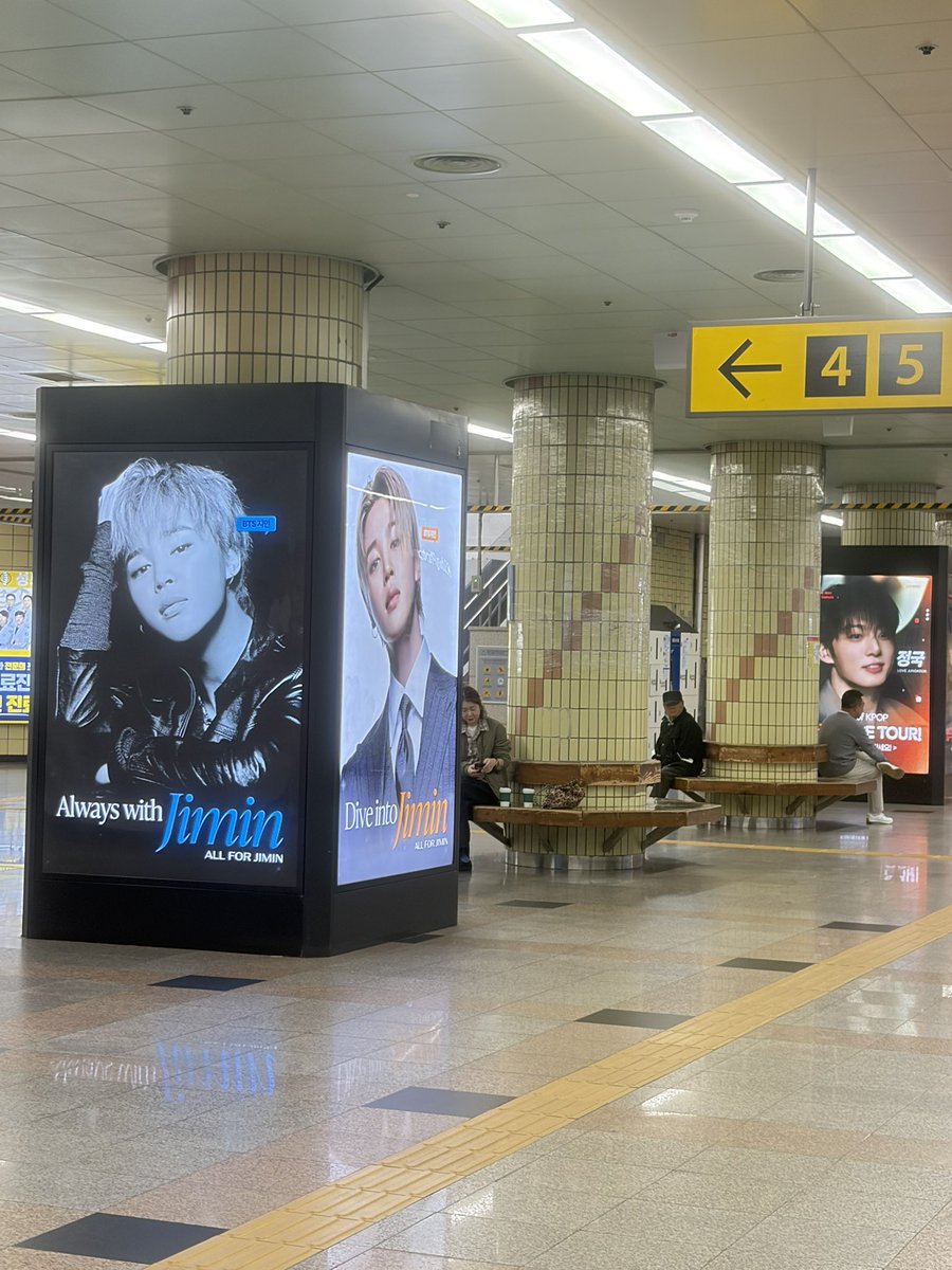 JM951013_0613's tweet photo. 대화역 나오면 기둥에 막내라인 광고있구 
3번출구에 태형이 정국이 있당 
벌써 다음주가 고양콘서트라니 💜 https://t.co/ZSFAd0WZyj