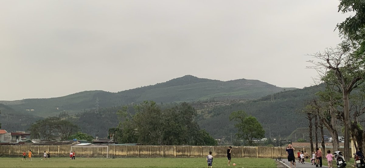 hatsuki2311's tweet photo. Sân bóng tại quê nhà https://t.co/SmDw9S2ZSt