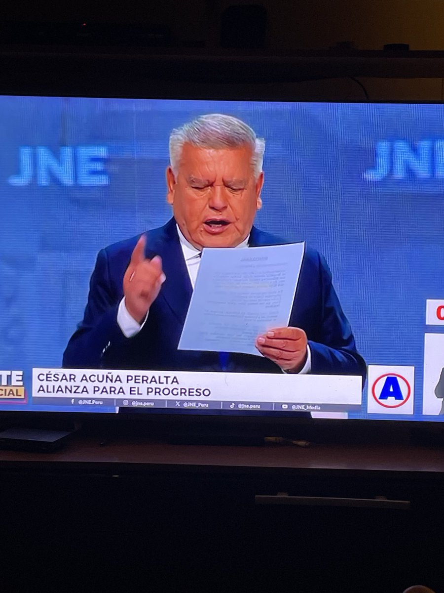 coyola2's tweet photo. @rmapalacios Y la verdad no sé por qué el Perú se merecería un tipo tan mononeuronal como este. Ya debería darse cuenta que no sirve para esto. https://t.co/qick9Vtwn9