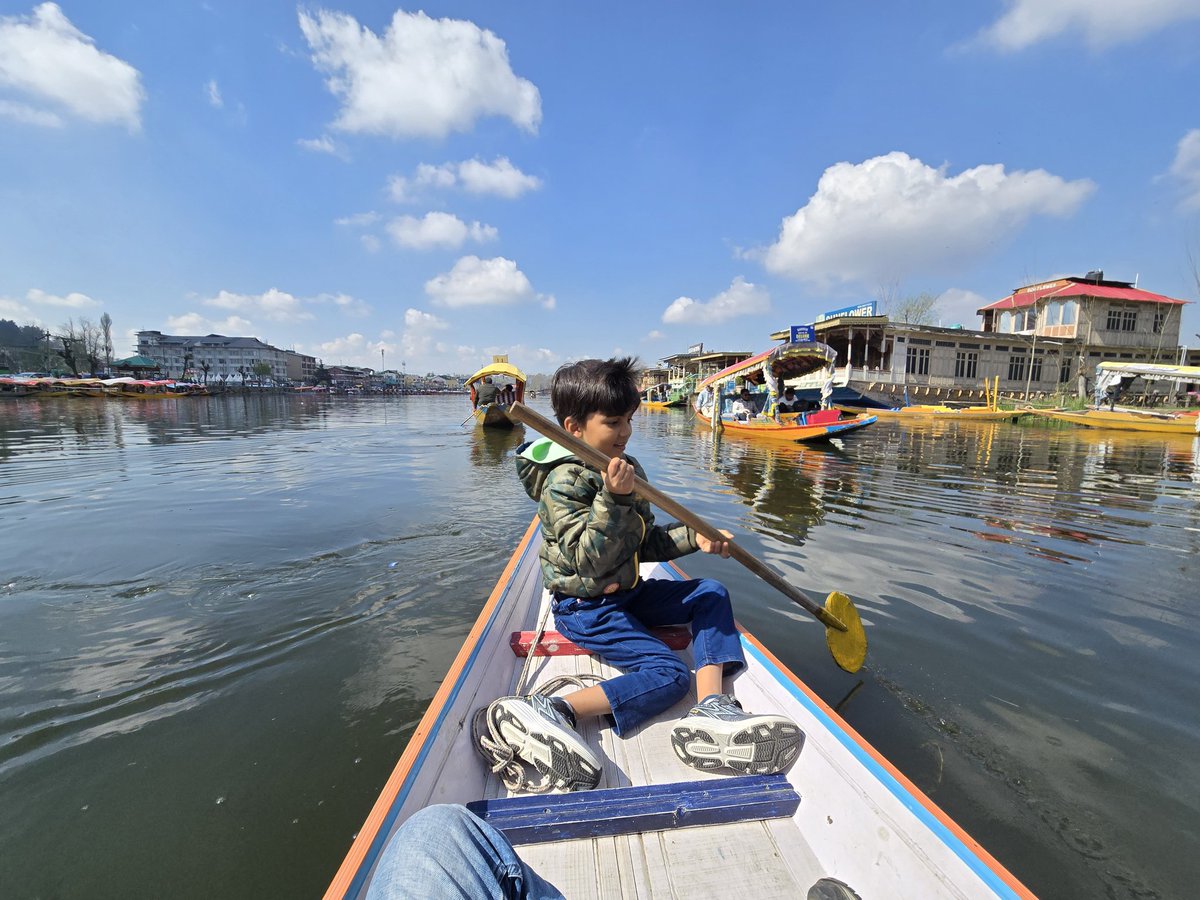 dhruman39's tweet image. #Shikara ride in Dal Lake is a quintessential #Kashmiri experience!🥰
The beautiful #traditional wooden #boats explores #life in market, garden &amp;amp; houses #Srinagar!

I did #Boating across the #country but Shikara is unmatched!👌🍁
@JandKTourism
#Kashmir
#Dhrumannimbalephotography
