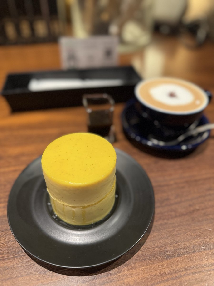 mandorara's tweet photo. 湯島にある自家焙煎珈琲みじんこのプリン(2段)。
固めで濃厚でクリーミーなめちゃうまプリン(*´ч`*)
エスプレッソのカラメルソースをかけてさらに美味しく😋
ホットケーキやフレンチトーストも美味しそうだったから今度行く時はそれ食べる。 https://t.co/76xOlniZf3