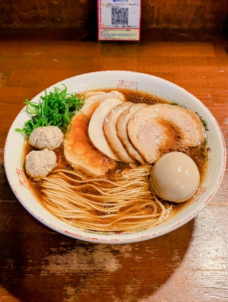 大阪府大東市にある

✰麺や而今さんへ

生一本黒豆醤油そば+焼豚+味玉をトッピングを注文❧

動物系が薫るキレある醤油スープとストレート細麺が絡んで最高に美味しかったですね

焼豚もジューシーで旨味が最高！味玉も半熟で旨い❦
凄く美味しかったです

ご馳走様でした☆
#ラーメン 
#飯テロ