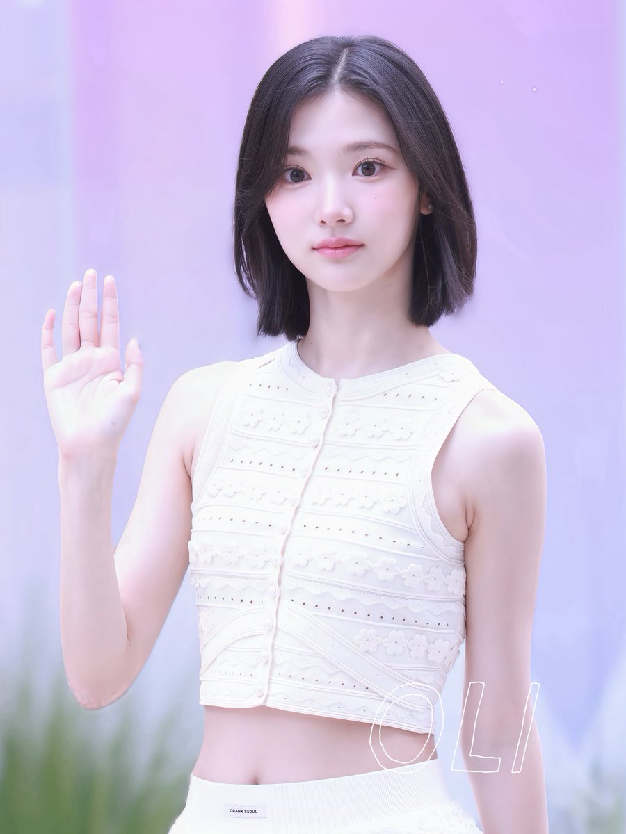 Olistarzh2h's tweet photo. 순수했던 신인 시절이 그리워요…

#하츠투하츠 #최지우 #지우 #Hearts2Hearts #choijiwoo #JIWOO https://t.co/T8vX7pQHQg
