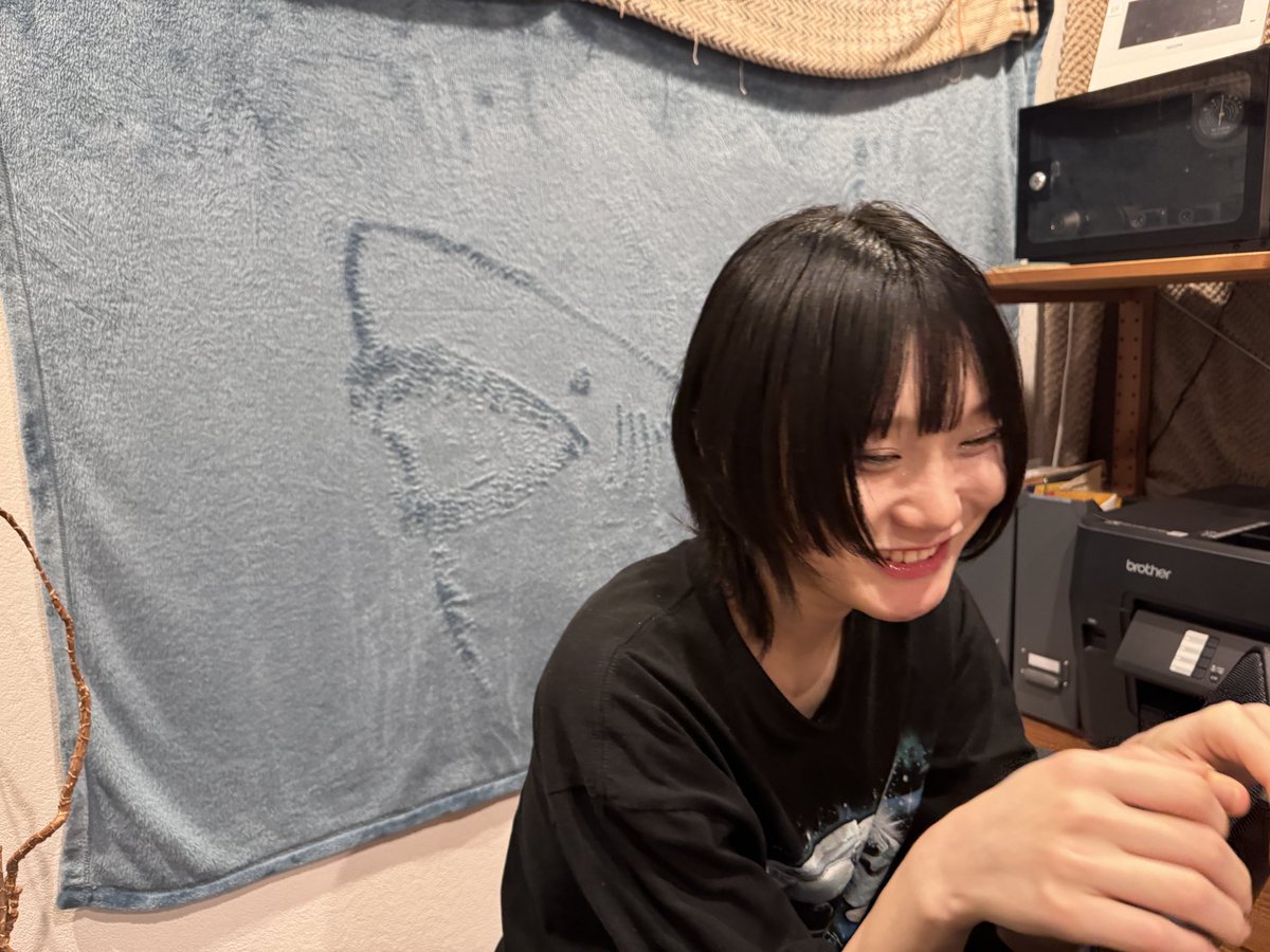 masamikishimura's tweet photo. レコーディング作業中の愛乃さん

吸音用の毛布を作品にされてしまったので二度と洗えなくなりました https://t.co/XWI5FXnuF6