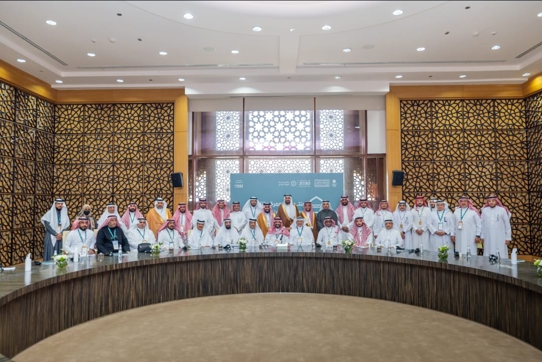 UmrahForum's tweet photo. على هامش #منتدى_العمرة_والزيارة 2026،
عقد معالي وزير الحج والعمرة @tfrabiah  لقاءً مع شركات العمرة السعودية؛ لتوحيد التوجهات، وتعزيز التكامل، بما يسهم في الارتقاء بجودة الخدمات وتحسين تجربة ضيوف الرحمن.
  #UZF2026 #Umrahforum
On the sidelines of the #Umrah_and_Ziyarah_Forum_2026, H.E. the Minister of Hajj and Umrah, @tfrabiah , held a meeting with Saudi Umrah companies. The meeting aimed to align strategic directions and foster integration, contributing to the elevation of service quality and the enhancement of the Guests of Allah experience.
  #UZF2026 #Umrahforum