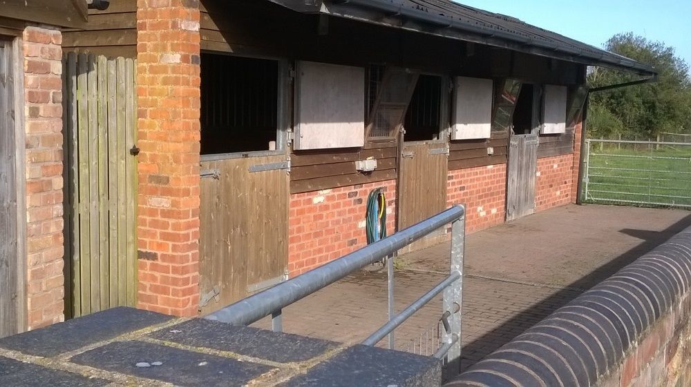 WeAcceptPets's tweet photo. 🌿 The Barn Worcestershire Retreat 🌿
With high-quality stabling and grazing available for up to two horses, it is an ideal choice for those wishing to bring their equine companions along. 🐎
Accepts 🐶 🐴
https://t.co/bVRbze4wZq
#Worcestershire #CountrysideEscape #Stabling https://t.co/gMwWw8S7KT
