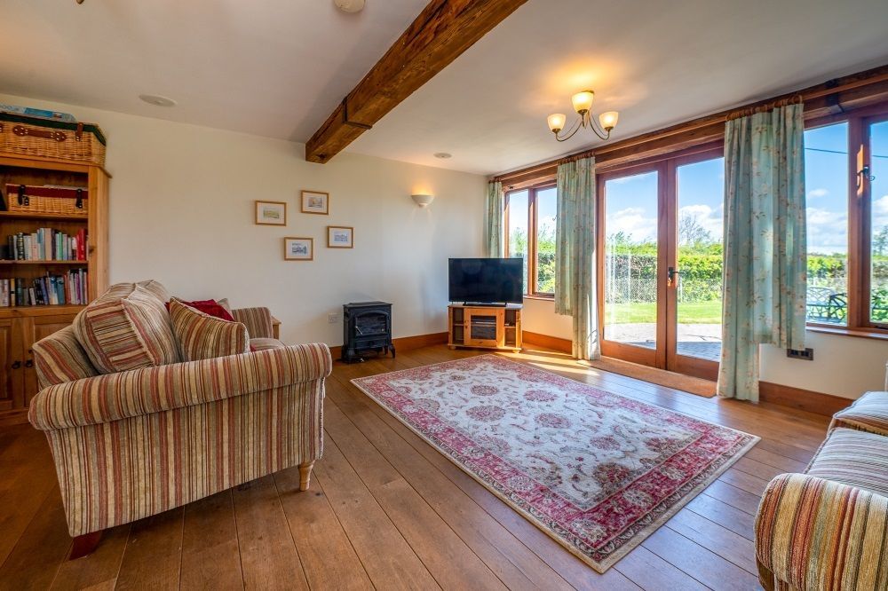 WeAcceptPets's tweet photo. 🌿 The Barn Worcestershire Retreat 🌿
With high-quality stabling and grazing available for up to two horses, it is an ideal choice for those wishing to bring their equine companions along. 🐎
Accepts 🐶 🐴
https://t.co/bVRbze4wZq
#Worcestershire #CountrysideEscape #Stabling https://t.co/gMwWw8S7KT