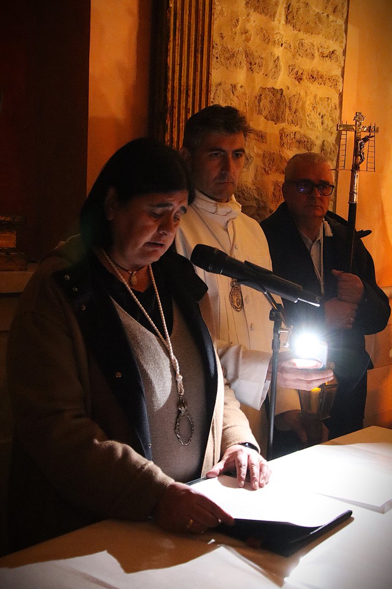 El Santo sudario ya luce en nuestro paso a la espera de procesionar el Viernes Santo.
Con la capilla llena presidida por nuestra vara, muy emotiva fue la glosa realizada por la hermana Elvira Brezmes.
📷 Fernando Fradejas de Castro