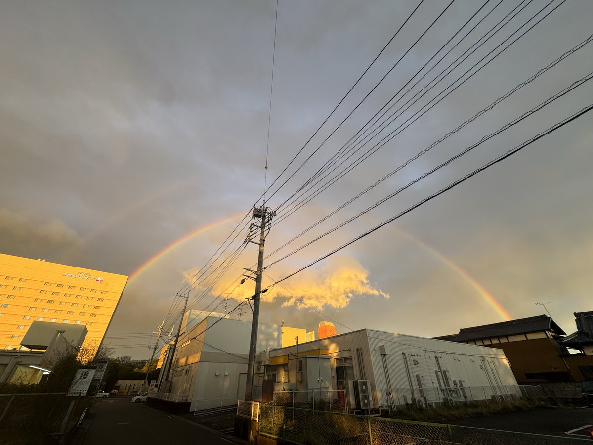 こんなくっきりした虹でかつ、2重になってるのは初めて見た
