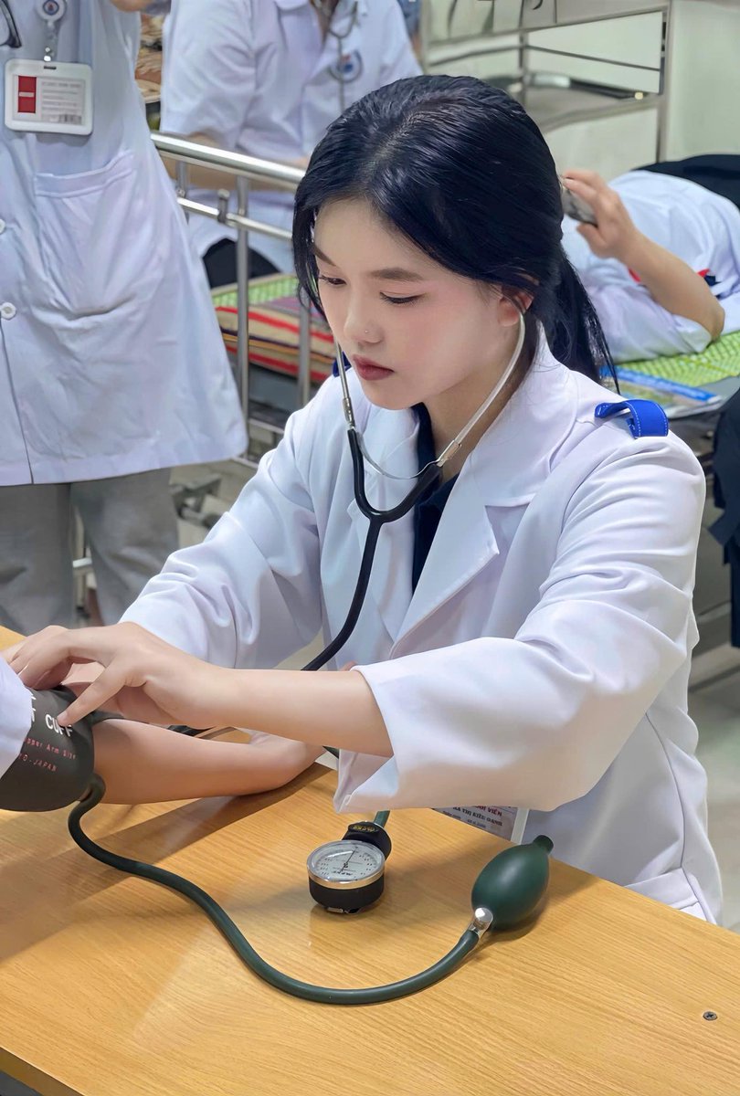 POV: Khi bạn là sinh viên Điều dưỡng nhưng lỡ mang một visual quá 'slay' 💅🩺

Thực hành đo độ chênh lệch huyết áp sương sương thôi mà thần thái cứ như đang chụp lookbook! Nhìn outfit áo blouse trắng thế này thì ai mà chẳng muốn flex nhẹ chiếc vibe chăm học