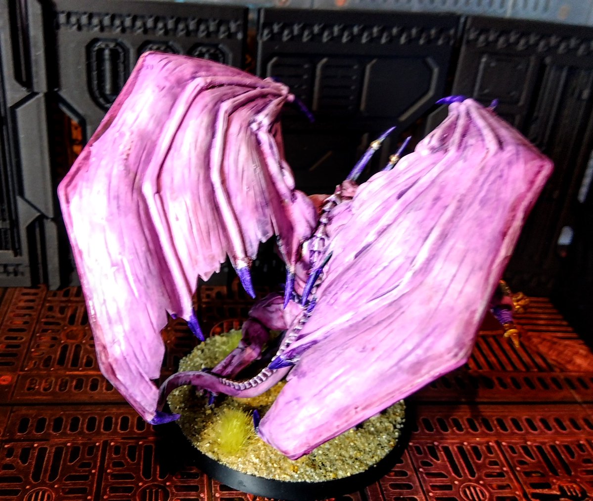 #ウォーハンマー40K より「ディーモンプリンス・オヴ・スラーネッシュ（翼装備）」です。
今は絶版の旧モデルです。
剣先の突起はカットして直剣風にしました。
コロシアムのエンペラーズ・チルドレン用に作成。
コロシアムルールではかなり強力だと思います。
#warhammercommunity
#miniaturepainting