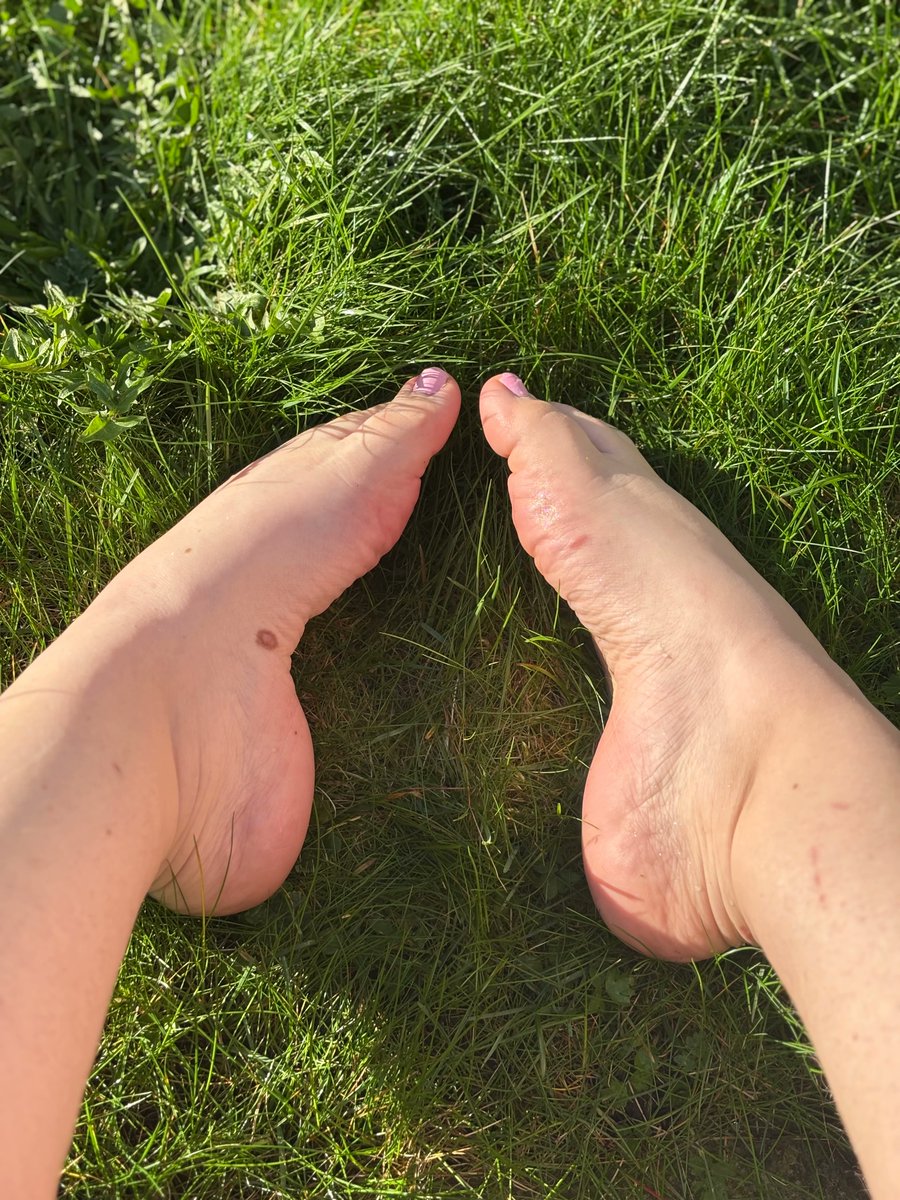 FunWithFeet.com tweet media