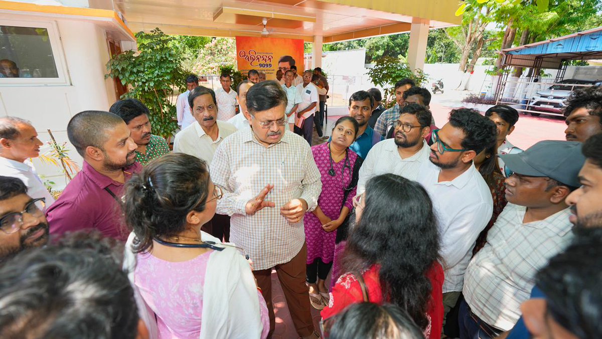 PrithivirajBJP's tweet photo. OPSC ଦ୍ୱାରା ପରିଚାଳିତ ମେଡିକାଲ୍ ଅଫିସର୍ ନିଯୁକ୍ତି ପ୍ରକ୍ରିୟାରେ ଖାଲି ପଦବୀର ପୁନର୍ବିଚାର ଦାବି ନେଇ ଆସିଥିବା ଯୋଗ୍ୟ ଡାକ୍ତର ତଥା ଛାତ୍ରଛାତ୍ରୀମାନଙ୍କୁ ଭେଟିବାର ସୁଯୋଗ ମିଳିଲା। ମୁଁ ସେମାନଙ୍କର ସମସ୍ତ ଅଭିଯୋଗ ଓ ଦାବିଗୁଡ଼ିକୁ ଶୁଣିଲି।

ରାଜ୍ୟର ସ୍ୱାସ୍ଥ୍ୟ ବ୍ୟବସ୍ଥାକୁ ସୁଦୃଢ଼ କରିବାରେ ଆମ ଯୁବ ଡାକ୍ତରମାନଙ୍କର ଭୂମିକା ଅତ୍ୟନ୍ତ ଗୁରୁତ୍ୱପୂର୍ଣ୍ଣ। ସେମାନଙ୍କର ପରିଶ୍ରମ ଓ ନିଷ୍ଠାକୁ ଆମେ ସମ୍ମାନ ଜଣାଉଛୁ। ଏହି ସମସ୍ୟାର ଯଥାଶୀଘ୍ର  ସମାଧାନ ପାଇଁ ସମ୍ପୃକ୍ତ ବିଭାଗ ସହ ଆଲୋଚନା କରି ତୁରନ୍ତ ଉପଯୁକ୍ତ ପଦକ୍ଷେପ ଗ୍ରହଣ କରିବାକୁ ମୁଁ ସେମାନଙ୍କୁ ପ୍ରତିଶ୍ରୁତି ଦେଇଛି।

#OPSC #medicalofficer #recruitment #grievances #PrithivirajHarichandan