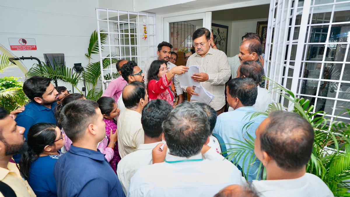 PrithivirajBJP's tweet photo. OPSC ଦ୍ୱାରା ପରିଚାଳିତ ମେଡିକାଲ୍ ଅଫିସର୍ ନିଯୁକ୍ତି ପ୍ରକ୍ରିୟାରେ ଖାଲି ପଦବୀର ପୁନର୍ବିଚାର ଦାବି ନେଇ ଆସିଥିବା ଯୋଗ୍ୟ ଡାକ୍ତର ତଥା ଛାତ୍ରଛାତ୍ରୀମାନଙ୍କୁ ଭେଟିବାର ସୁଯୋଗ ମିଳିଲା। ମୁଁ ସେମାନଙ୍କର ସମସ୍ତ ଅଭିଯୋଗ ଓ ଦାବିଗୁଡ଼ିକୁ ଶୁଣିଲି।

ରାଜ୍ୟର ସ୍ୱାସ୍ଥ୍ୟ ବ୍ୟବସ୍ଥାକୁ ସୁଦୃଢ଼ କରିବାରେ ଆମ ଯୁବ ଡାକ୍ତରମାନଙ୍କର ଭୂମିକା ଅତ୍ୟନ୍ତ ଗୁରୁତ୍ୱପୂର୍ଣ୍ଣ। ସେମାନଙ୍କର ପରିଶ୍ରମ ଓ ନିଷ୍ଠାକୁ ଆମେ ସମ୍ମାନ ଜଣାଉଛୁ। ଏହି ସମସ୍ୟାର ଯଥାଶୀଘ୍ର  ସମାଧାନ ପାଇଁ ସମ୍ପୃକ୍ତ ବିଭାଗ ସହ ଆଲୋଚନା କରି ତୁରନ୍ତ ଉପଯୁକ୍ତ ପଦକ୍ଷେପ ଗ୍ରହଣ କରିବାକୁ ମୁଁ ସେମାନଙ୍କୁ ପ୍ରତିଶ୍ରୁତି ଦେଇଛି।

#OPSC #medicalofficer #recruitment #grievances #PrithivirajHarichandan