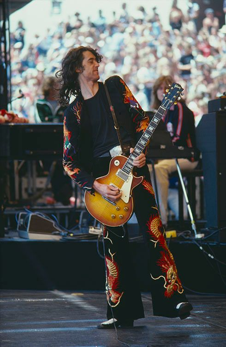 TheExtremeMusi1's tweet photo. Jimmy Page performing at the Oakland Coliseum, 1977 https://t.co/M9qeMb1Zed